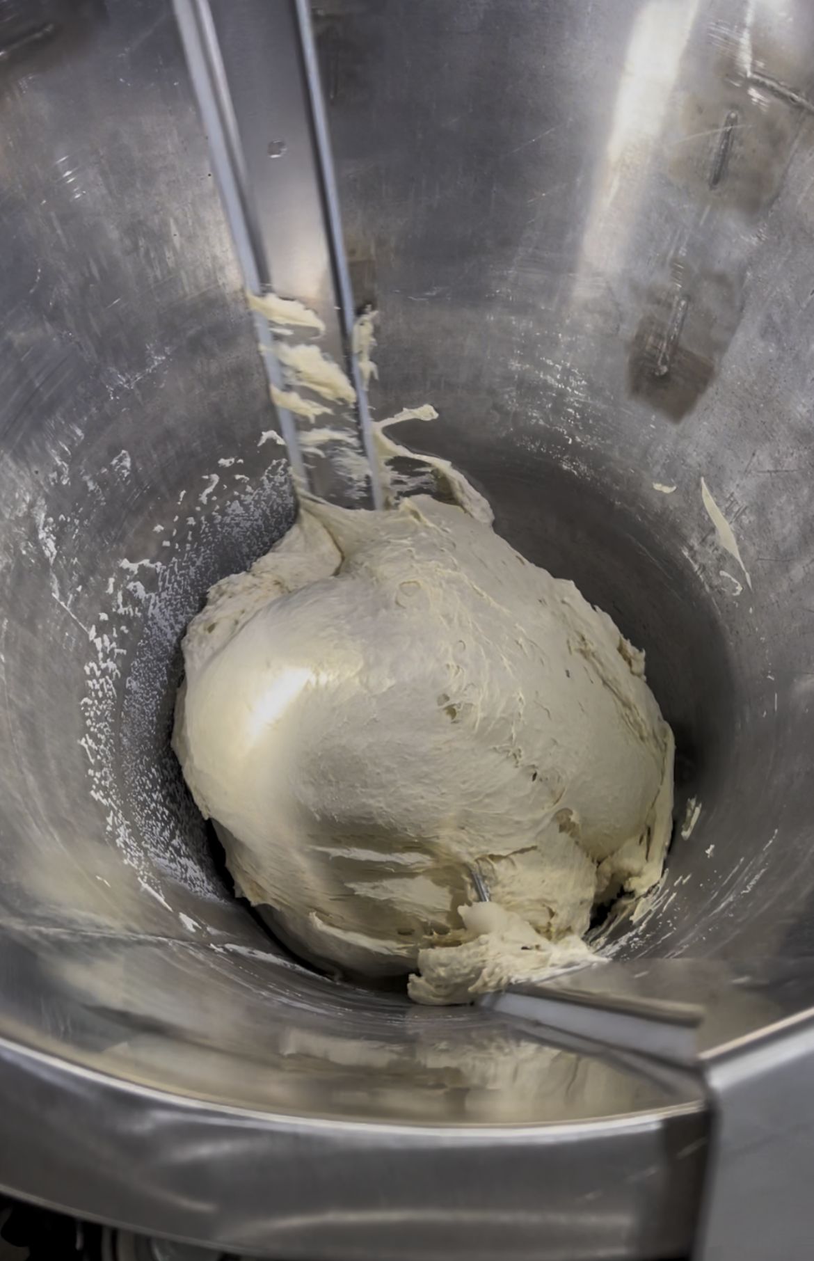 Pita line dough divider with rotating knives